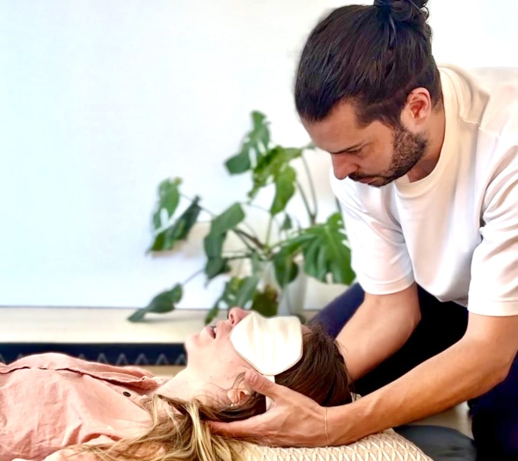 Yoann Roth ostéopathe et facilitateur breathwork ostéopathie