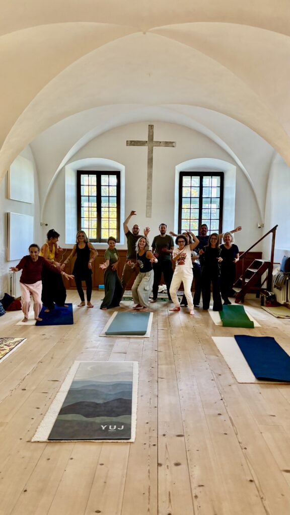 Groupe de participants en séance dans la salle de pratique du domaine