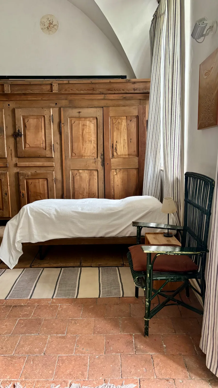 Chambre avec lit et mobilier en bois ancien au domaine de la retraite