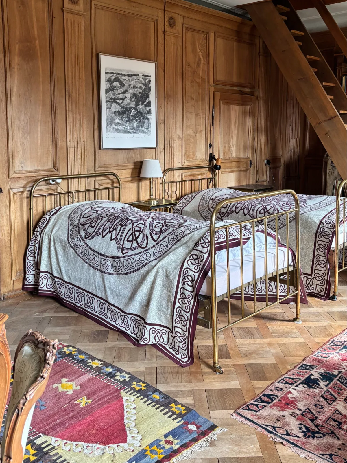 Chambre partagée avec lits et boiseries anciennes au domaine de la retraite
