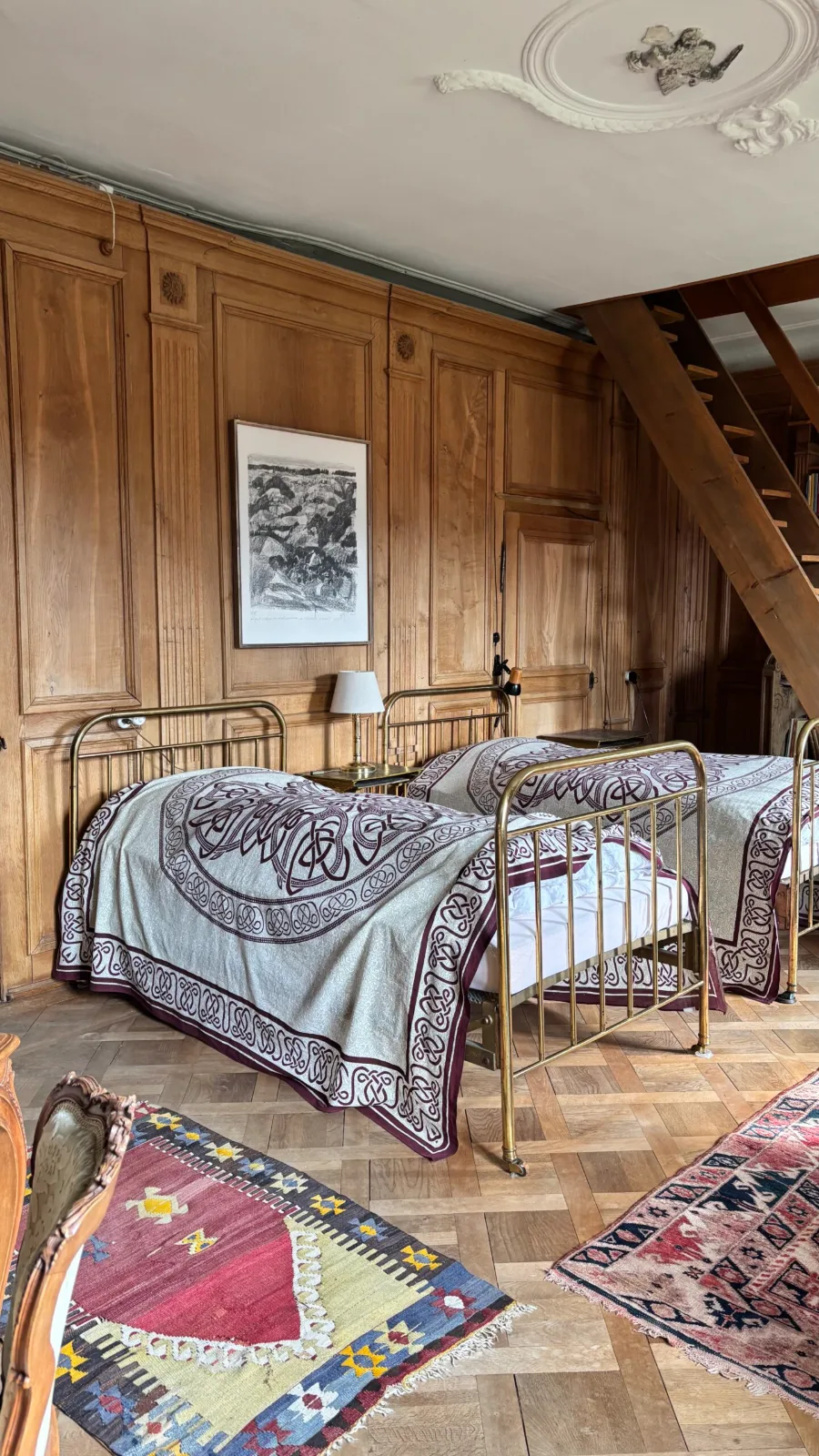 Chambre partagée avec lits et boiseries anciennes au domaine de la retraite