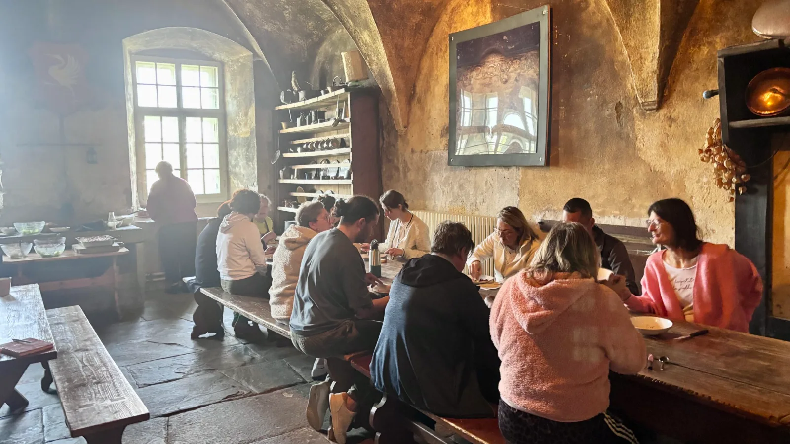 Groupe de participants échangeant dans une salle historique du domaine