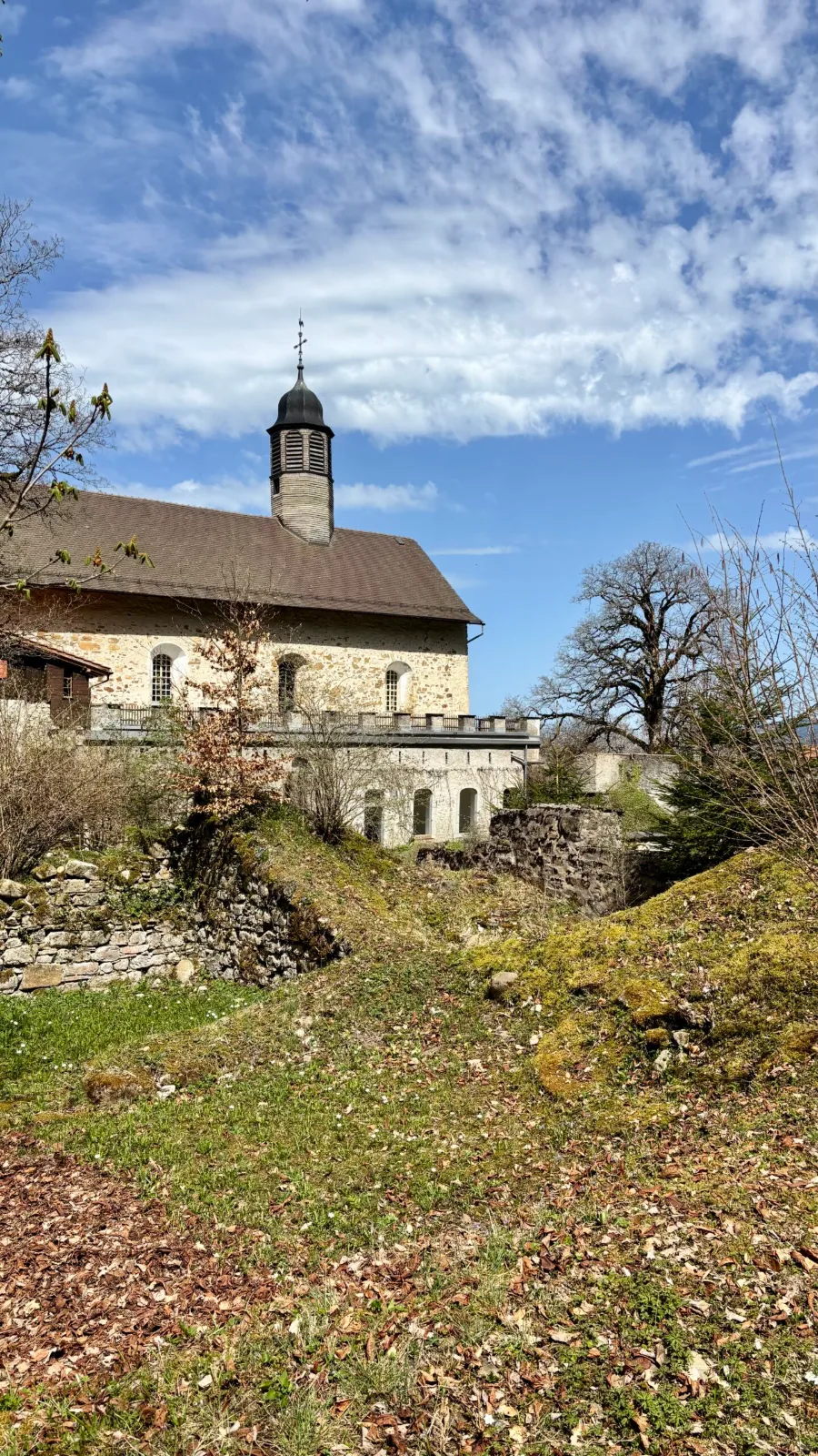 Chapelle et bâtiments du domaine de la retraite breathwork en Gruyère
