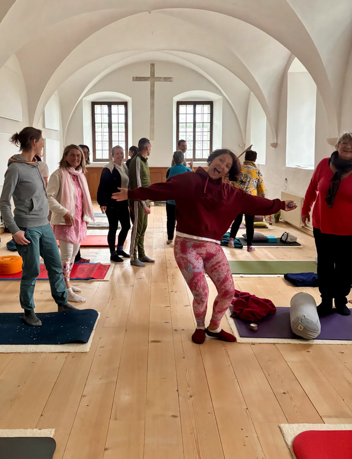 Participants en mouvement dans la salle de pratique pendant la retraite