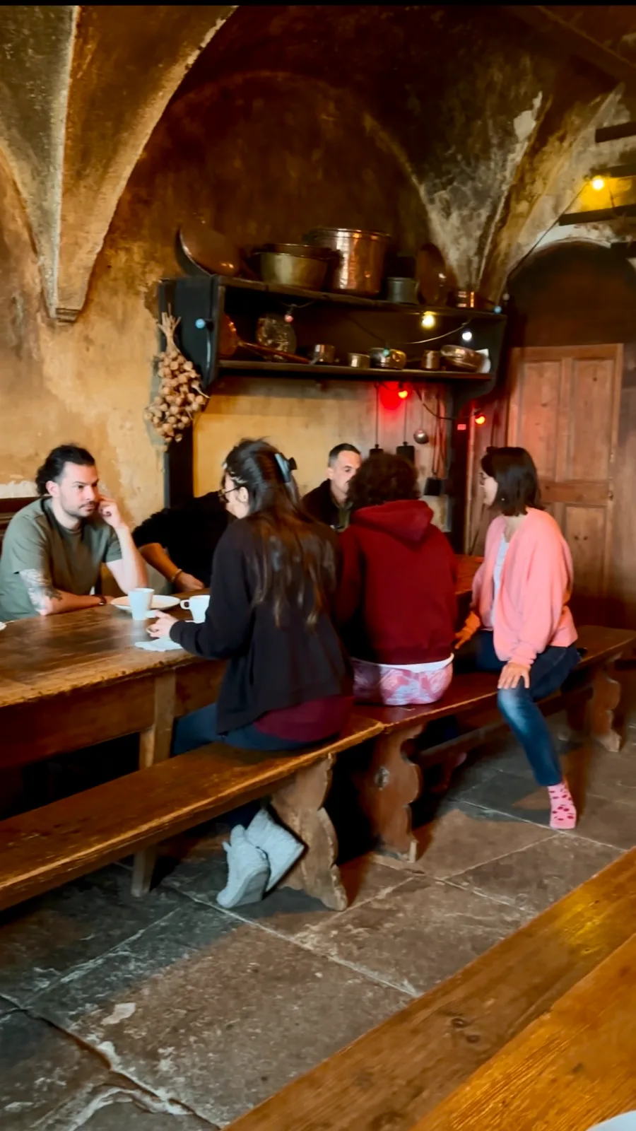 Participants réunis autour d'une table dans la salle boisée du domaine
