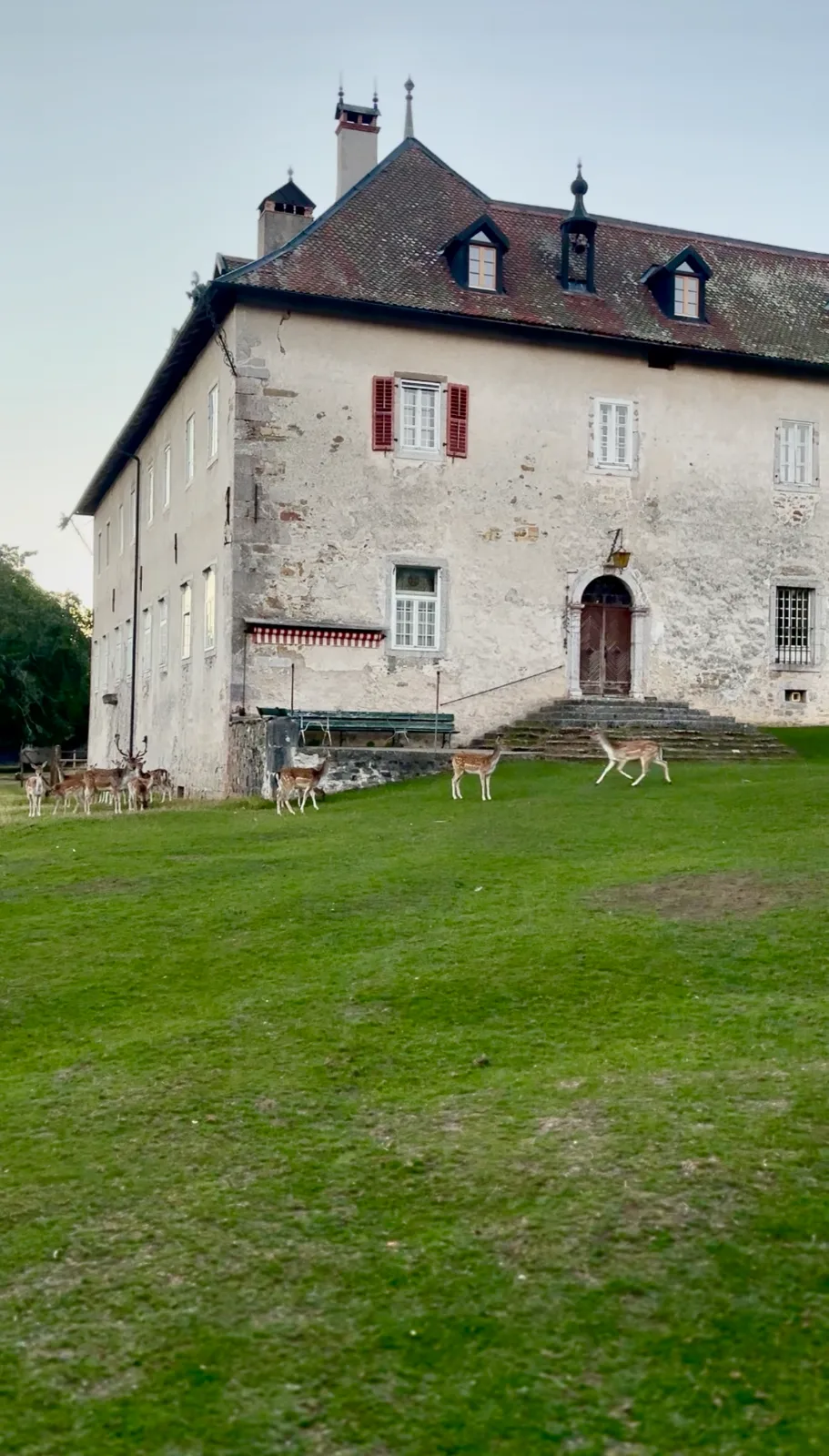 Bâtiment principal du domaine où se déroule la retraite breathwork en Gruyère