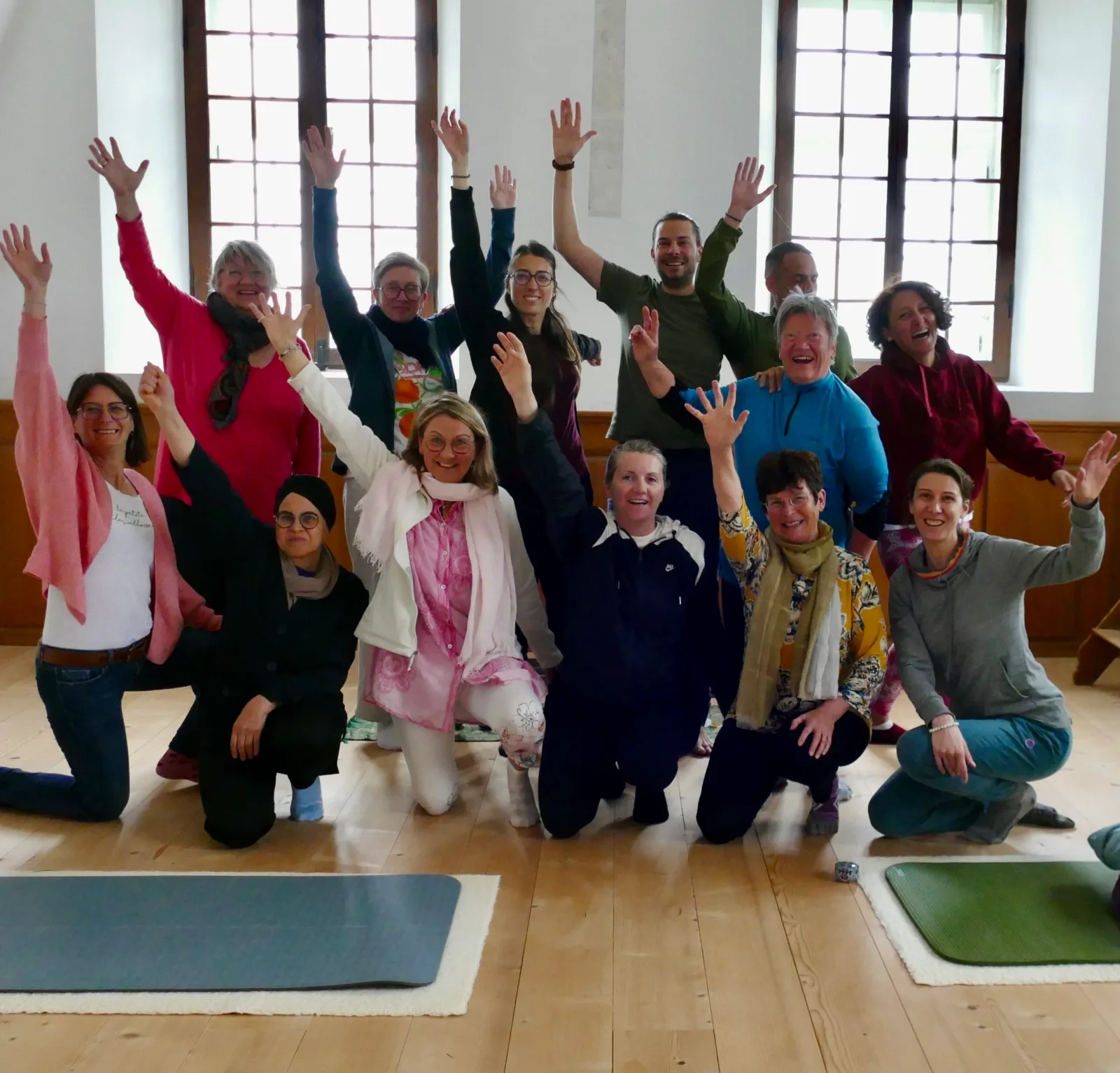 Photo de groupe joyeuse des participants à la fin de la retraite
